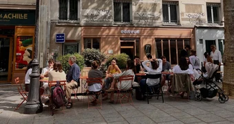 Quán cà phê Việt Nam ở Paris bất ngờ hút khách sau sự cố mất điện