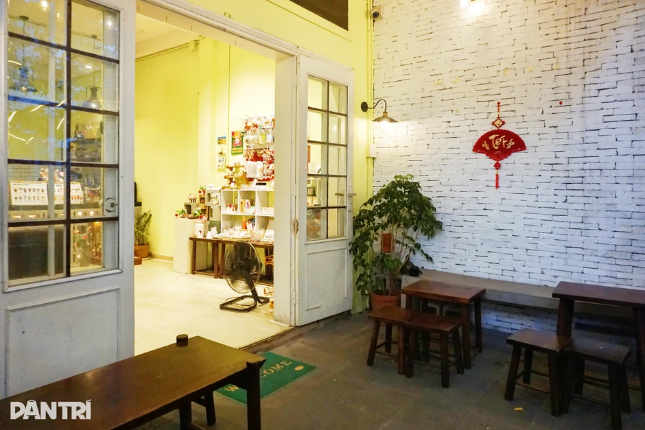 Quán cà phê vụ "phụ thu khách ngồi 10 tiếng" đóng cửa vì áp lực dư luận? Quán cà phê vụ "phụ thu khách ngồi 10 tiếng" đóng cửa vì áp lực dư luận?