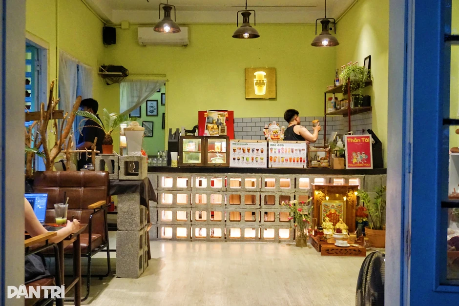 Quán cà phê vụ "phụ thu khách ngồi 10 tiếng" đóng cửa vì áp lực dư luận? Quán cà phê vụ "phụ thu khách ngồi 10 tiếng" đóng cửa vì áp lực dư luận?