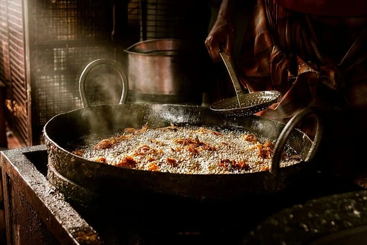 Quán gà rán không thay dầu chiên suốt 66 năm, nói đó là bí quyết gia truyền Quán gà rán không thay dầu chiên suốt 66 năm, nói đó là bí quyết gia truyền