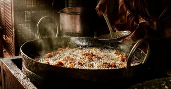 Quán gà rán không thay dầu chiên suốt 66 năm, nói đó là bí quyết gia truyền