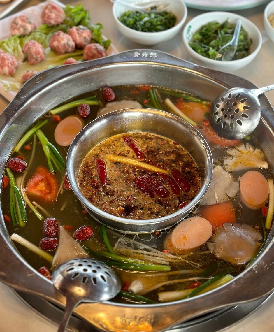 Quán lẩu ở Trung Quốc: Gần 6.000 chỗ ngồi, 888 bàn xếp như ruộng bậc thang