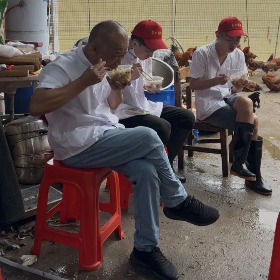 Quán lẩu Trung Quốc xin khách đừng tới: Bán gói gia vị thu về 6,1 tỷ đồng
