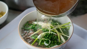 Quán phở 30 năm giữ chân thực khách nhờ hương vị xưa