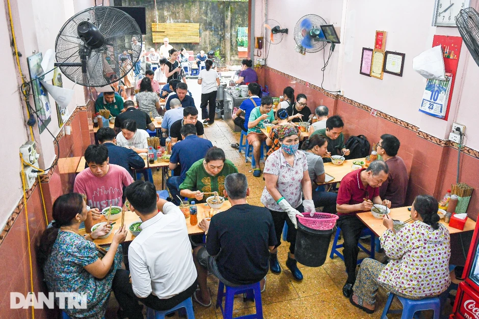 Quán phở 4 đời ở Hà Nội có nước dùng đục ngầu, bị Michelin loại năm nay Quán phở 4 đời ở Hà Nội có nước dùng đục ngầu, bị Michelin loại năm nay