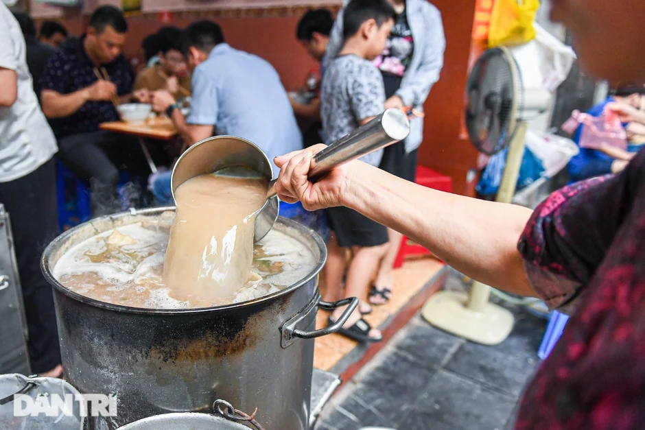 Quán phở 4 đời ở Hà Nội có nước dùng đục ngầu, bị Michelin loại năm nay Quán phở 4 đời ở Hà Nội có nước dùng đục ngầu, bị Michelin loại năm nay