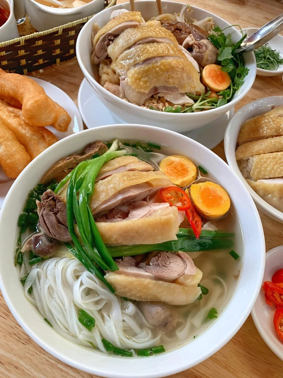 Quán phở gà gây tranh cãi đắt nhất Hà Nội lần đầu lọt top Michelin Quán phở gà gây tranh cãi đắt nhất Hà Nội lần đầu lọt top Michelin