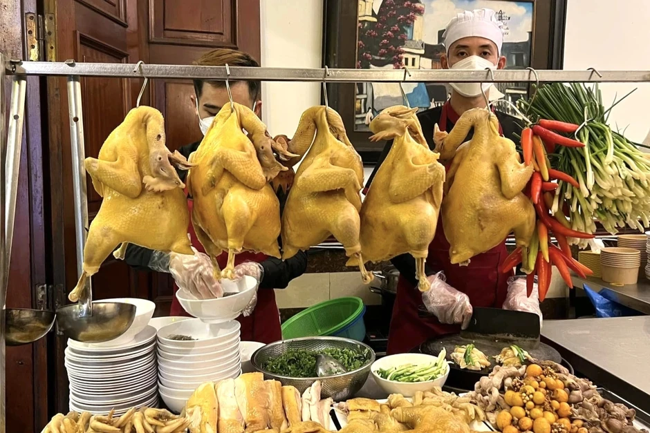 Quán phở gà gây tranh cãi đắt nhất Hà Nội lần đầu lọt top Michelin Quán phở gà gây tranh cãi đắt nhất Hà Nội lần đầu lọt top Michelin