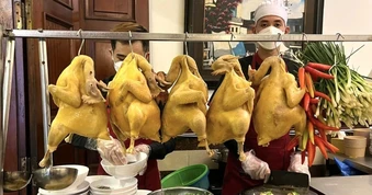 Quán phở gà gây tranh cãi đắt nhất Hà Nội lần đầu lọt top Michelin