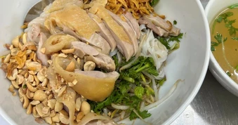 Quán phở gà Hà Nội gây sốt với khách Trung Quốc, có người ăn cả ngày