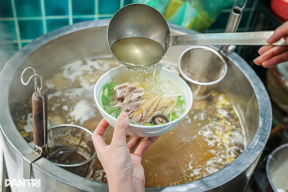 Quán phở gà Tiến được khách Tây khen “ngon nhất Hà Nội” nhận Michelin 3 lần