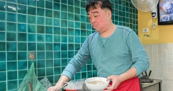 Quán phở gà Tiến được khách Tây khen “ngon nhất Hà Nội” nhận Michelin 3 lần
