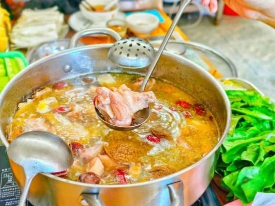 Quang cảnh bên trong gây sốc của quán lẩu gà từng "van xin khách đừng tới" Quang cảnh bên trong gây sốc của quán lẩu gà từng "van xin khách đừng tới"