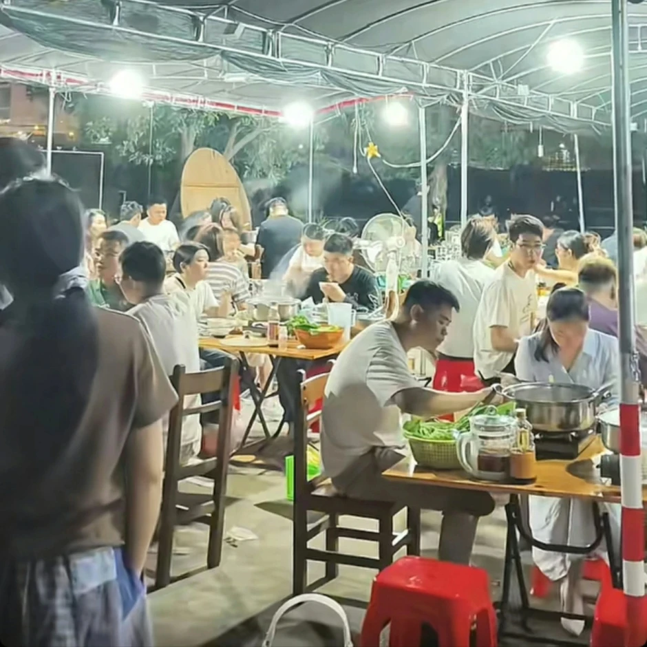 Quang cảnh bên trong gây sốc của quán lẩu gà từng "van xin khách đừng tới" Quang cảnh bên trong gây sốc của quán lẩu gà từng "van xin khách đừng tới"