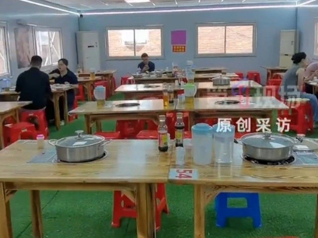 Quang cảnh bên trong gây sốc của quán lẩu gà từng "van xin khách đừng tới" Quang cảnh bên trong gây sốc của quán lẩu gà từng "van xin khách đừng tới"