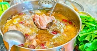 Quang cảnh bên trong gây sốc của quán lẩu gà từng "van xin khách đừng tới"
