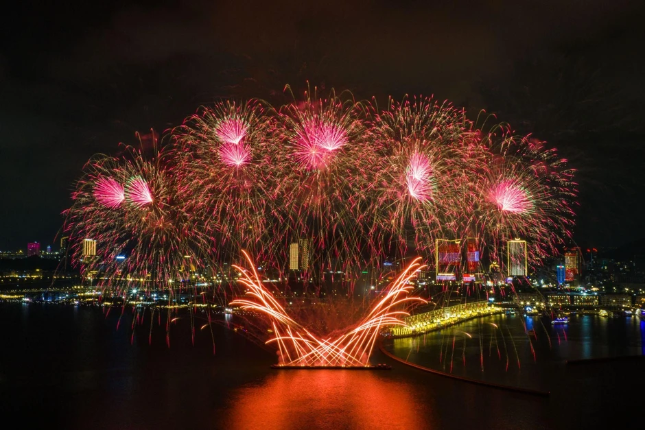 Quảng Ninh bắn pháo hoa hàng đêm tại tổ hợp giải trí đêm VUI-Fest Ha Long Quảng Ninh bắn pháo hoa hàng đêm tại tổ hợp giải trí đêm VUI-Fest Ha Long