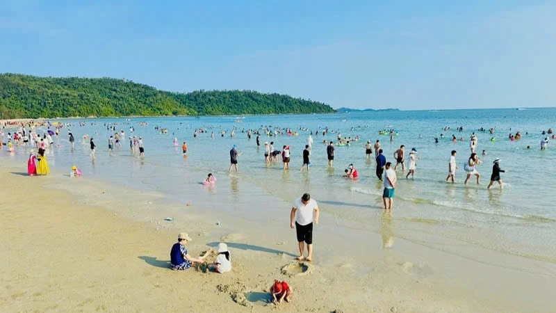 Quảng Ninh: Đón 600.000 lượt khách trong hai ngày nghỉ lễ 30/4 và 1/5 Quảng Ninh: Đón 600.000 lượt khách trong hai ngày nghỉ lễ 30/4 và 1/5
