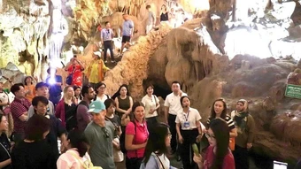 Quảng Ninh: Đón 600.000 lượt khách trong hai ngày nghỉ lễ 30/4 và 1/5