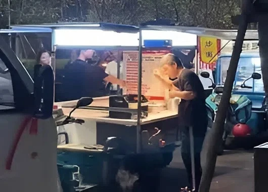 Quầy bánh 5m2 ngày nào cũng đông khách, ông chủ đặt mục tiêu kiếm 3,8 tỷ đồng Quầy bánh 5m2 ngày nào cũng đông khách, ông chủ đặt mục tiêu kiếm 3,8 tỷ đồng