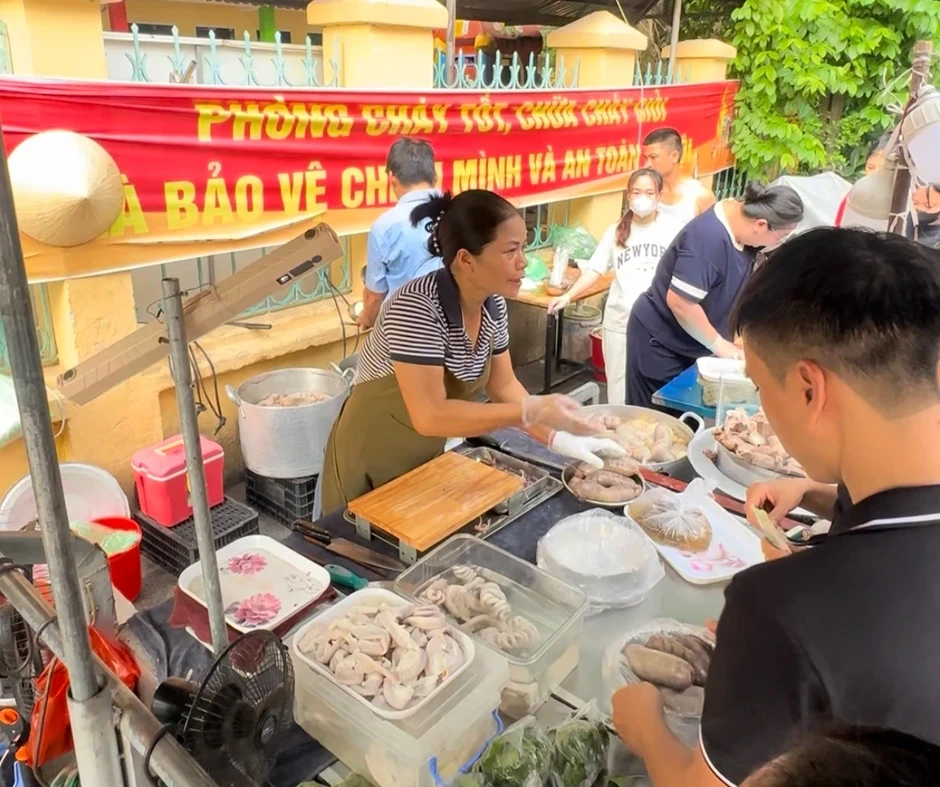 Quầy lòng lợn ở Bắc Ninh gây sốt, hút khách nhờ cách bán hàng của bà chủ Quầy lòng lợn ở Bắc Ninh gây sốt, hút khách nhờ cách bán hàng của bà chủ