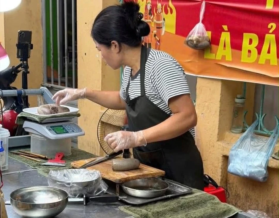 Quầy lòng lợn ở Bắc Ninh gây sốt, hút khách nhờ cách bán hàng của bà chủ Quầy lòng lợn ở Bắc Ninh gây sốt, hút khách nhờ cách bán hàng của bà chủ