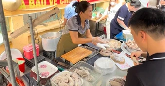 Quầy lòng lợn ở Bắc Ninh gây sốt, hút khách nhờ cách bán hàng của bà chủ