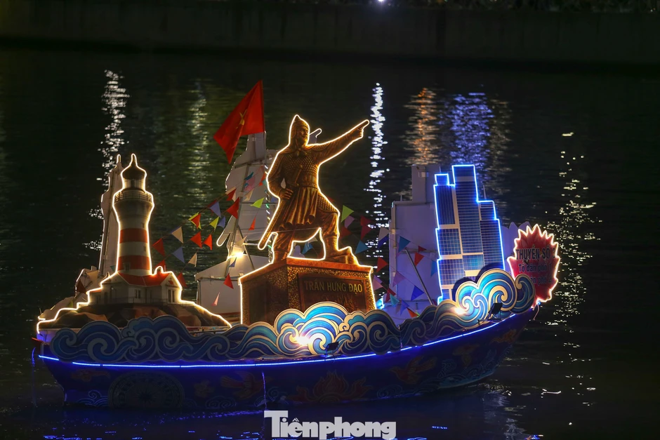 Quy Nhơn lung linh đêm hội thuyền hoa