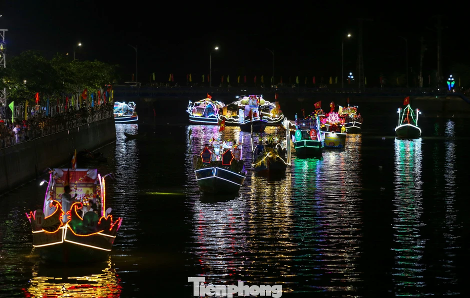 Quy Nhơn lung linh đêm hội thuyền hoa