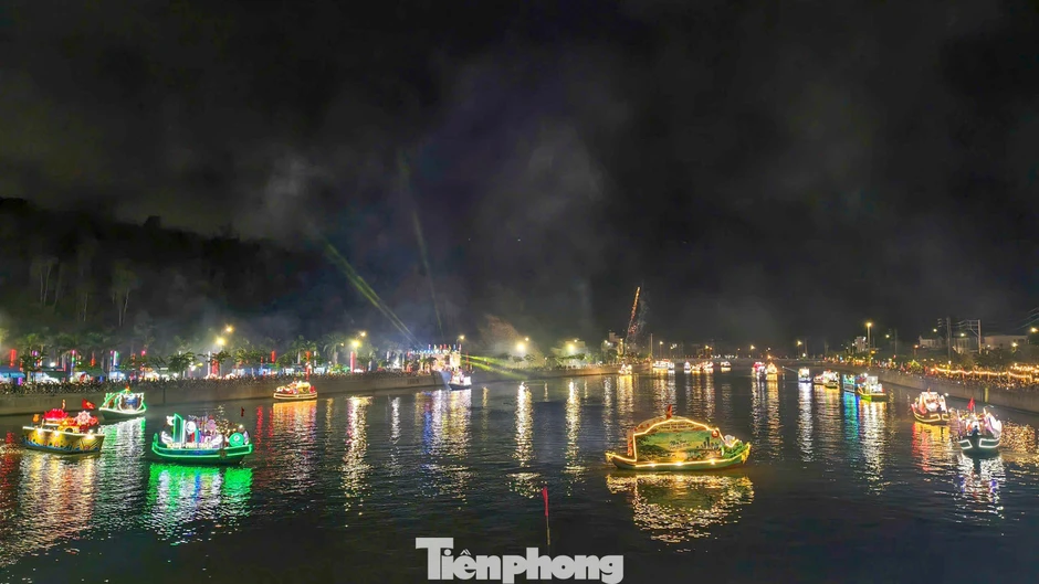 Quy Nhơn lung linh đêm hội thuyền hoa