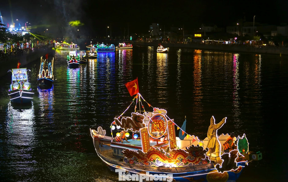 Quy Nhơn lung linh đêm hội thuyền hoa