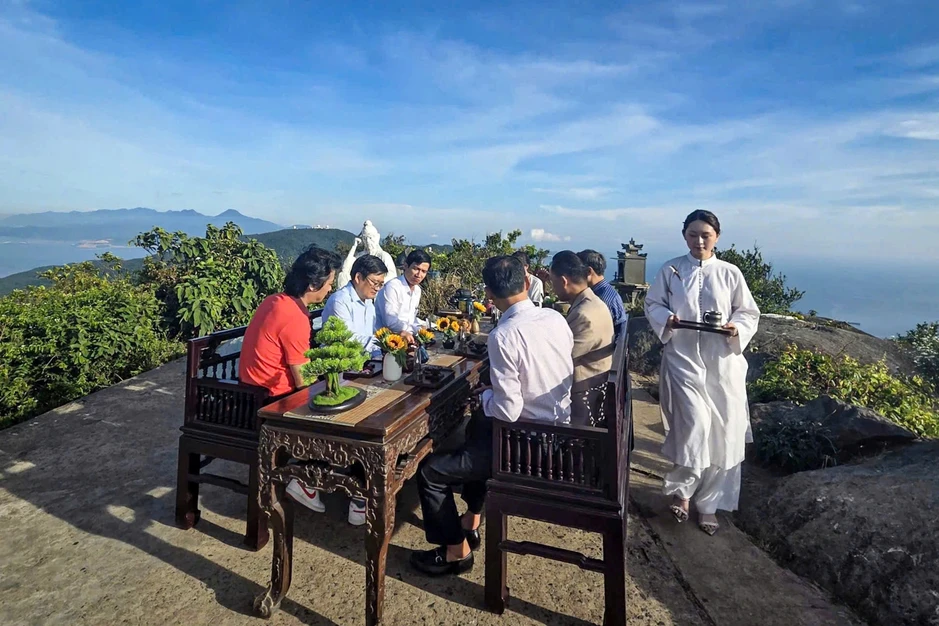Ra mắt tour thưởng trà, ngắm thành phố như tỷ phú Bill Gates ở đỉnh Bàn Cờ Ra mắt tour thưởng trà, ngắm thành phố như tỷ phú Bill Gates ở đỉnh Bàn Cờ