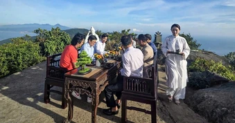 Ra mắt tour thưởng trà, ngắm thành phố như tỷ phú Bill Gates ở đỉnh Bàn Cờ
