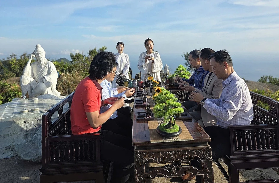 Ra mắt tour thưởng trà trên đỉnh Bàn Cờ như tỷ phú Bill Gates