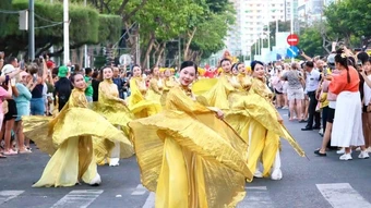 Rực rỡ sắc màu Carnival trên phố biển Nha Trang