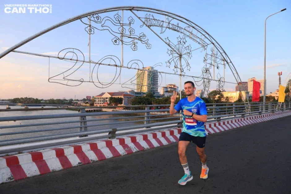 Runner quốc tế mê trái cây tươi khi đến Cần Thơ chạy bộ - Báo TinVina