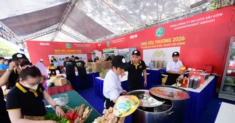Saigontourist Group nấu và phục vụ miễn phí 12.000 suất phở