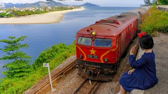 Săn ảnh tàu hỏa chạy qua vịnh Lăng Cô