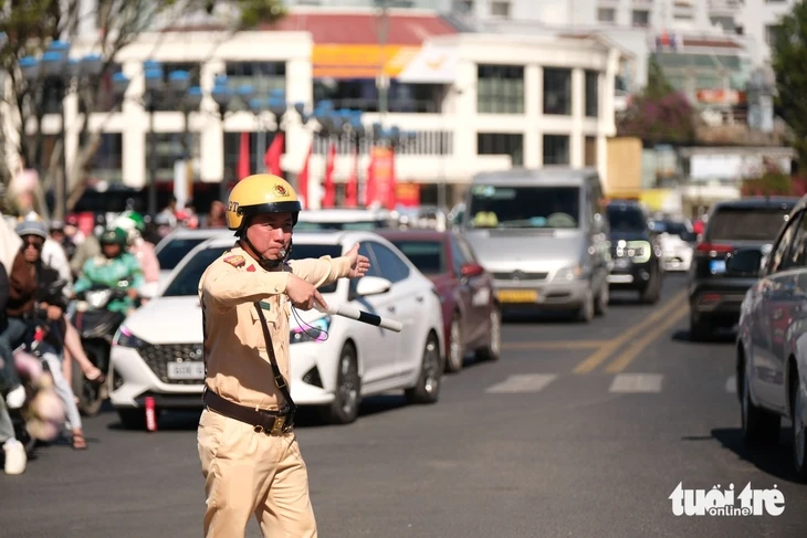 Sân bay Liên Khương đóng cửa: Đà Lạt đón khách bằng tất cả lòng hiếu khách, hỗ trợ giao thông Sân bay Liên Khương đóng cửa: Đà Lạt đón khách bằng tất cả lòng hiếu khách, hỗ trợ giao thông