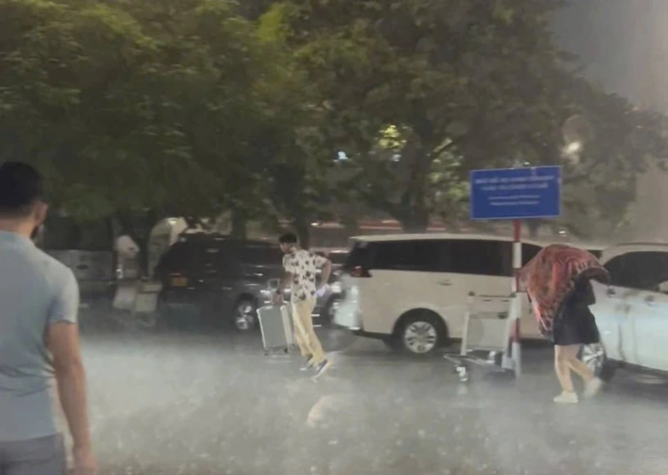 Sân bay Nội Bài hứng “1 sao” sau phân làn, khách đội mưa tìm xe Sân bay Nội Bài hứng “1 sao” sau phân làn, khách đội mưa tìm xe