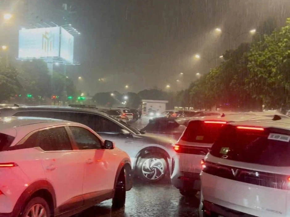 Sân bay Nội Bài hứng “1 sao” sau phân làn, khách đội mưa tìm xe Sân bay Nội Bài hứng “1 sao” sau phân làn, khách đội mưa tìm xe