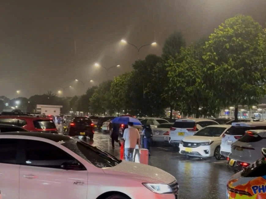 Sân bay Nội Bài hứng “1 sao” sau phân làn, khách đội mưa tìm xe Sân bay Nội Bài hứng “1 sao” sau phân làn, khách đội mưa tìm xe