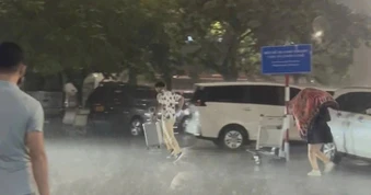 Sân bay Nội Bài hứng “1 sao” sau phân làn, khách đội mưa tìm xe
