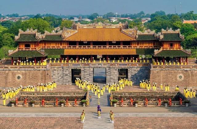 Sánh vai Bắc Kinh, Seoul, thành phố Việt Nam lọt đề cử 'Oscar du lịch': Thu 10.300 tỷ đồng trong 6 tháng Sánh vai Bắc Kinh, Seoul, thành phố Việt Nam lọt đề cử 'Oscar du lịch': Thu 10.300 tỷ đồng trong 6 tháng