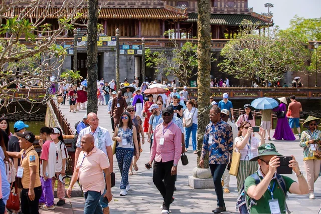 Sánh vai Bắc Kinh, Seoul, thành phố Việt Nam lọt đề cử 'Oscar du lịch': Thu 10.300 tỷ đồng trong 6 tháng Sánh vai Bắc Kinh, Seoul, thành phố Việt Nam lọt đề cử 'Oscar du lịch': Thu 10.300 tỷ đồng trong 6 tháng