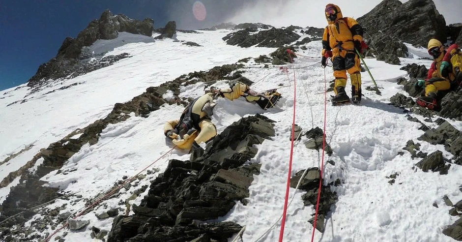 Sắp giải mã bí ẩn 30 năm về "đôi giày xanh" nằm trên đỉnh Everest Sắp giải mã bí ẩn 30 năm về "đôi giày xanh" nằm trên đỉnh Everest