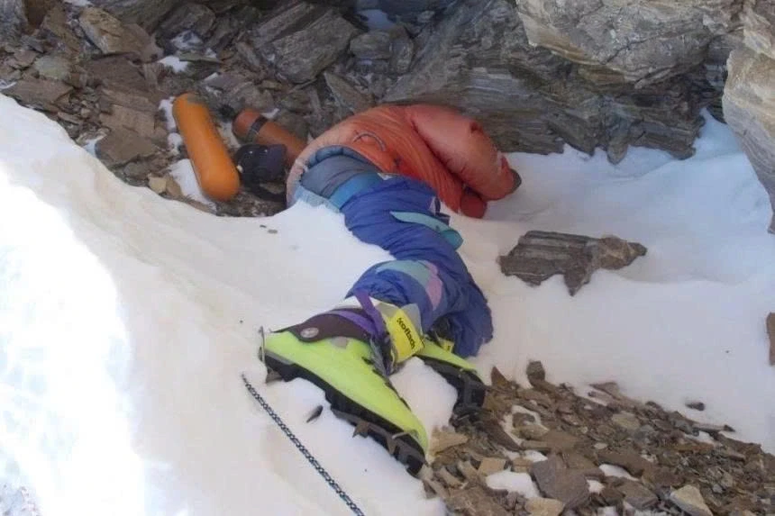 Sắp giải mã bí ẩn 30 năm về "đôi giày xanh" nằm trên đỉnh Everest Sắp giải mã bí ẩn 30 năm về "đôi giày xanh" nằm trên đỉnh Everest