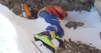Sắp giải mã bí ẩn 30 năm về "đôi giày xanh" nằm trên đỉnh Everest