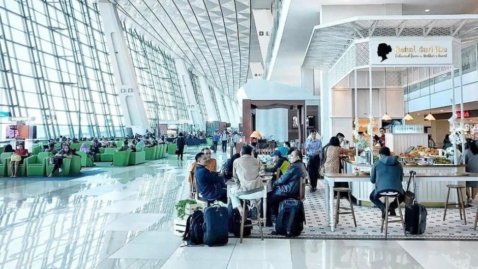 Sập trần nhà ga, nước chảy xối xả như thác ở sân bay lớn của Đông Nam Á Sập trần nhà ga, nước chảy xối xả như thác ở sân bay lớn của Đông Nam Á