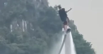 Sự cố khi biểu diễn flyboard, hai người đang bay rơi xuống hồ Núi Lớ